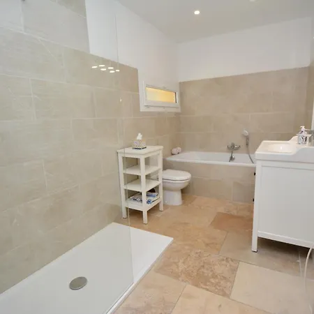 فيلة In With Private Pool And Airco *