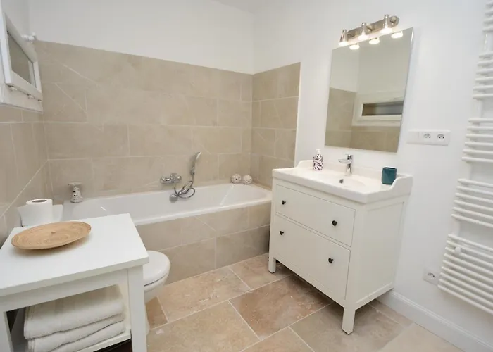In With Private Pool And Airco Comps (Gard)